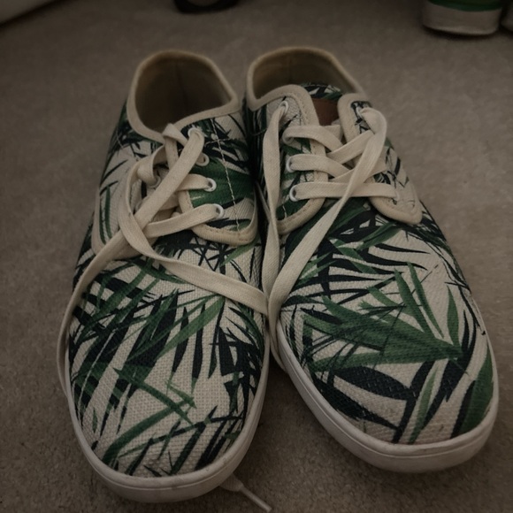 Tropical Leaf Print Sneakers - Picture 1 of 3